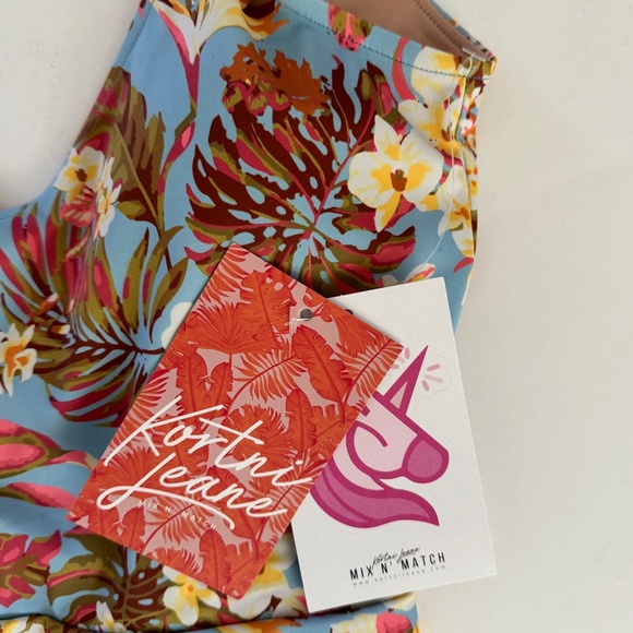 Kortni Jeane Sweet Hibiscus Swim Top - Picture 2 of 4
